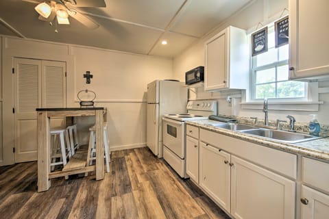 Pet-Friendly Canyon Lake Studio: Fish, Boat, Relax Cottage in Canyon Lake