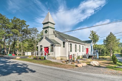 ‘The Corner at St Lukes’ Getaway w/ Dock! Chalet in Pocono Mountains