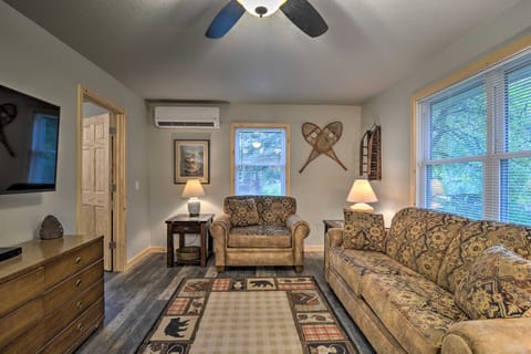 Pet-Friendly Petoskey Area Cabin, Walk to River! Maison in Alanson