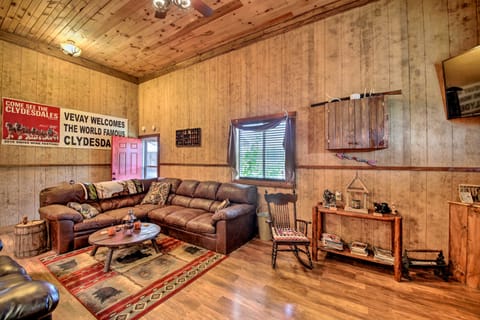 'The Bovard Lodge' Rustic Cabin Near Ohio River! House in Indiana