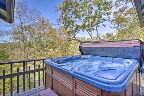 Margaritaville Home w/ Hot Tub & Resort Amenities! Cottage in Lake of the Ozarks