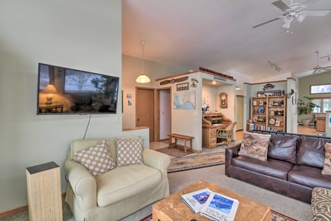 Spacious Family Home w/ Deck + Million-Dollar View Casa in Anchorage