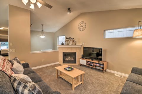 Accommodating Anchorage Abode < 1 Mi to Jewel Lake Condo in Anchorage