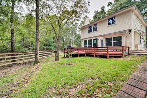 Modern Montgomery Home w/ Backyard, Deck, & Grill House in Conroe