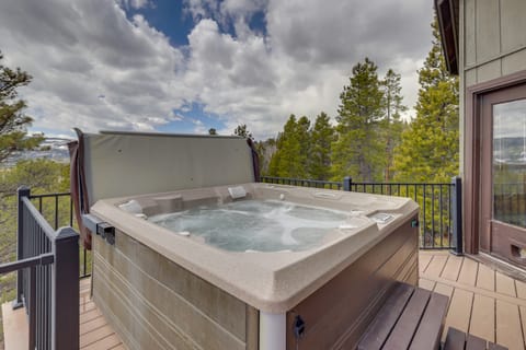 Panoramic Mountain-View Retreat w/ Hot Tub + Deck! House in Granby