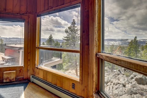 Panoramic Mountain-View Retreat w/ Hot Tub + Deck! House in Granby