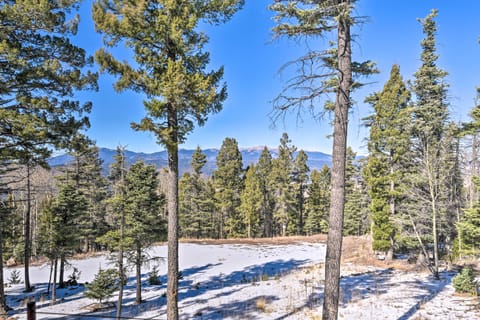 Luxe Mtn-View Retreat w/ Hot Tub, ~5 Mi. to Skiing House in Angel Fire