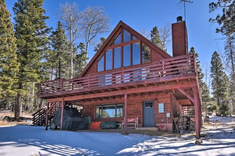 Luxe Mtn-View Retreat w/ Hot Tub, ~5 Mi. to Skiing House in Angel Fire