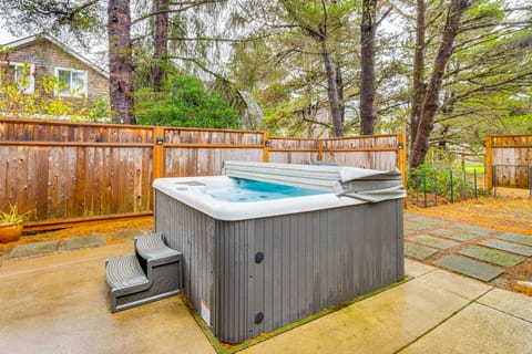 Rockaway Beach Home w/ Hot Tub: 4 Blocks to Beach! House in Rockaway Beach