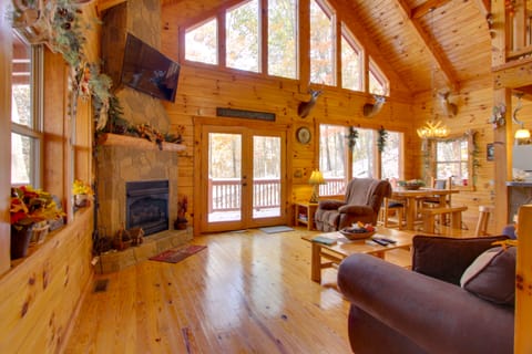 Secluded Smoky Mountain Cabin w/ Wraparound Deck! House in Cosby