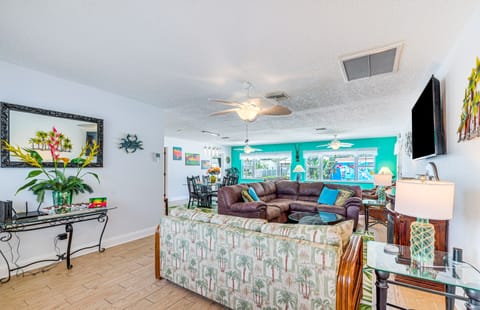 Colorful Canalfront Home - Boat Dock, Deck, Kayaks House in Homosassa