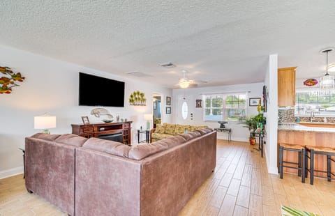 Colorful Canalfront Home - Boat Dock, Deck, Kayaks House in Homosassa