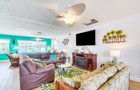 Colorful Canalfront Home - Boat Dock, Deck, Kayaks House in Homosassa