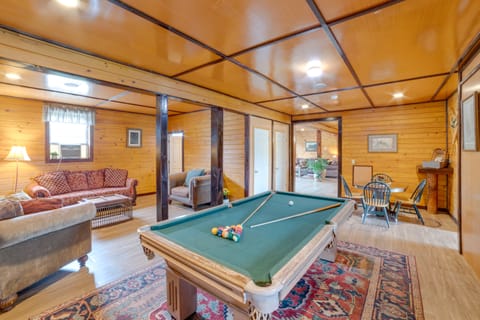 Lakefront Gem: Hot Tub & Game Room in Hancock House in Pennsylvania