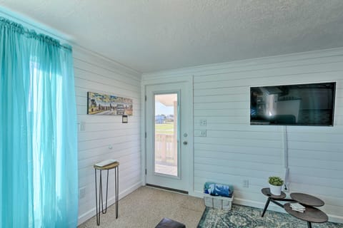 Cozy Open-Concept Cottage < 1 Mile to the Beach! Condo in Surfside Beach