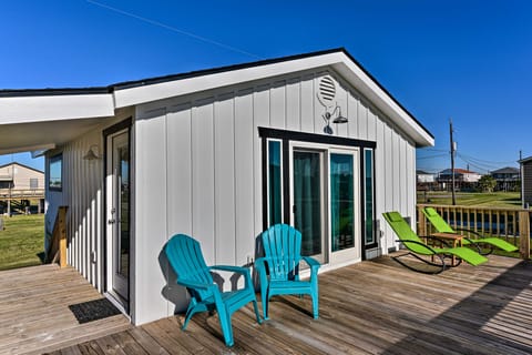 Cozy Open-Concept Cottage < 1 Mile to the Beach! Condo in Surfside Beach
