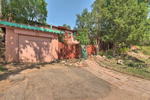 Colorful Bungalow By Pikes Peak/Garden of the Gods House in Manitou Springs