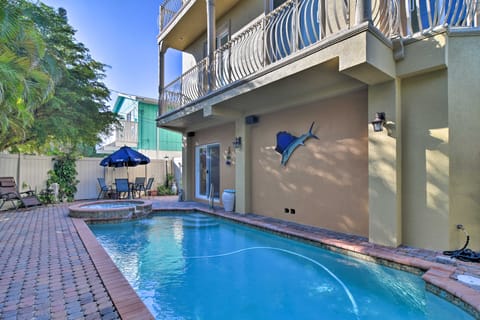 Bradenton Townhome - Walk to Locals-Only Beach! Apartment in Bradenton Beach