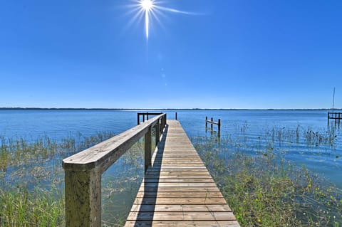 Luxe Waterfront Oasis w/Dock - Direct Lake Access! House in Tavares