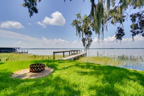 Luxe Waterfront Oasis w/ Dock - Direct Lake Access House in Tavares