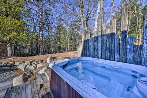 Log Cabin in Wilmington w/ Hot Tub Near Skiing! House in Wilmington