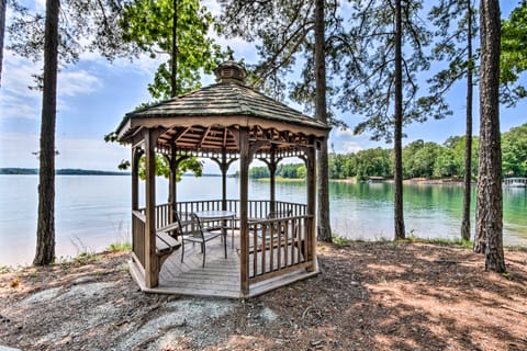 Lake Keowee Resort Condo: Pool, Beach, Golf Access Apartment in Lake Keowee