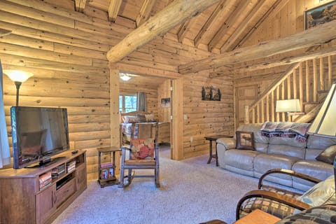 Picturesque Log Cabin in Estes Park: 9 Mi. to RMNP House in Estes Park