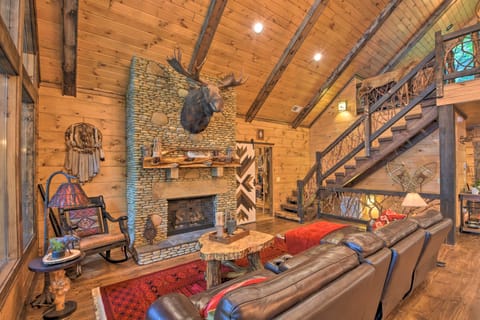 Lakefront Lodge w/Decks, Hot Tub, Game Room & More House in Nantahala Lake