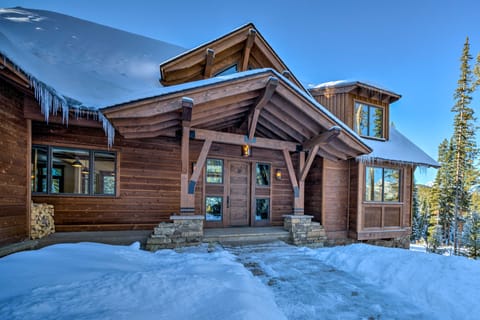 Custom Ski-In/Out Chalet with Hot Tub & Wet Bars! House in Big Sky