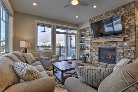 Newly Built Ski Condo w/ Hot Tub & Shuttle Access! Apartment in Fraser