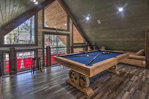 ‘Midnight at the Oasis’ Cabin: Hot Tub & Fire Pit! House in Broken Bow