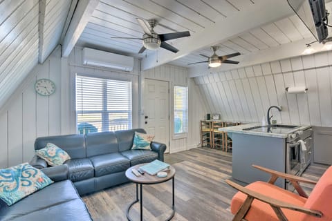 A-Frame Home w/ Deck - 2 Blocks to Surfside Beach! Casa in Surfside Beach