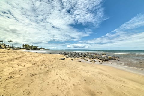 Kihei Oceanside Escape w/ Balcony - Steps to Beach Apartment in Kihei