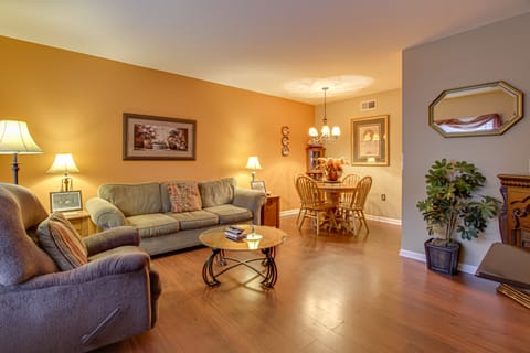 Parkway Condo ~ Walk to Island in Pigeon Forge! Apartment in Pigeon Forge