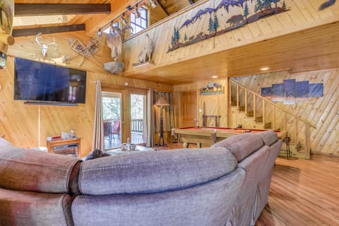 Unique 'Bear Country Cabin' in Ruidoso w/ Hot Tub! House in Ruidoso