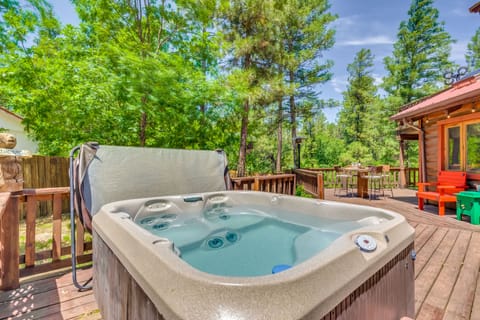 Unique 'Bear Country Cabin' in Ruidoso w/ Hot Tub! House in Ruidoso