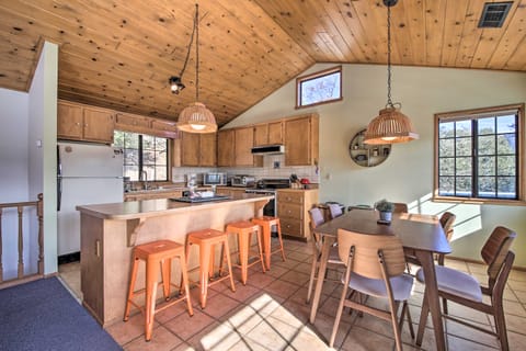 ‘The Atomic Squirrel Lodge’ Lake Gregory Getaway! Maison in Crestline