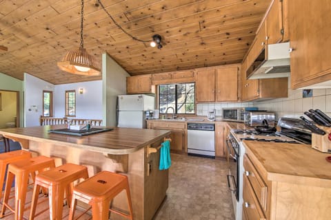 ‘The Atomic Squirrel Lodge’ Lake Gregory Getaway! House in Crestline