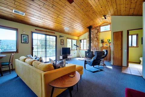 ‘The Atomic Squirrel Lodge’ Lake Gregory Getaway! House in Crestline