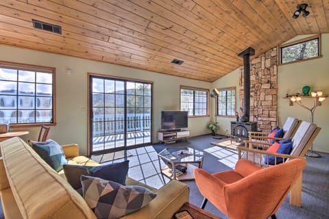 ‘The Atomic Squirrel Lodge’ Lake Gregory Getaway! Haus in Crestline