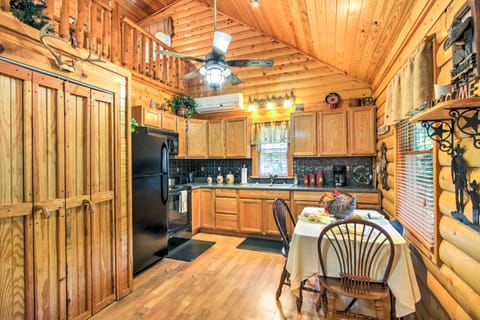 Smoky Mountain Rustic Log Cabin w/ Furnished Patio House in Cosby