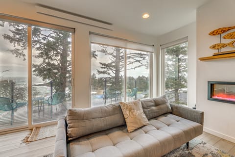 Depoe Bay Townhome w/ Deck & Stunning Ocean Views! Apartment in Depoe Bay