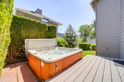 Modern Retreat w/ Hot Tub - Steps to Lake Chelan! House in Manson