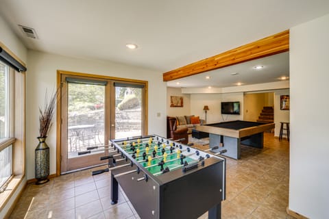 Modern Retreat w/ Hot Tub - Steps to Lake Chelan! House in Manson