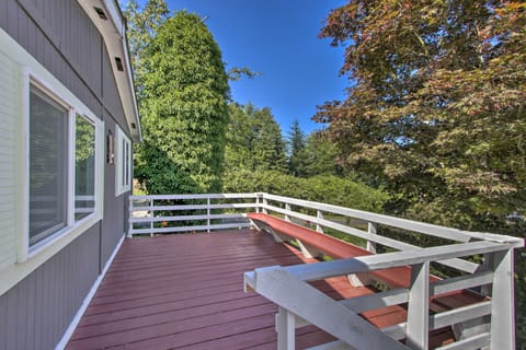 Cute Cottage w/ Deck Walk 115 Ft to Brewery & Cafe Cottage in Poulsbo