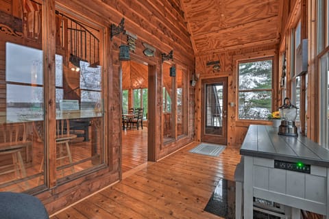 Waterfront Arkdale Retreat: 2 Acres w/ Deck & View Haus in Castle Rock Lake