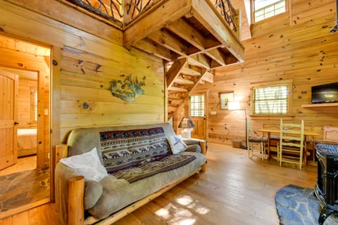 Quiet Balsam Grove Cabin w/ Hot Tub, Dog Friendly! House in Gloucester