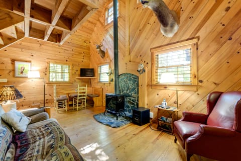 Quiet Balsam Grove Cabin w/ Hot Tub, Dog Friendly! House in Gloucester