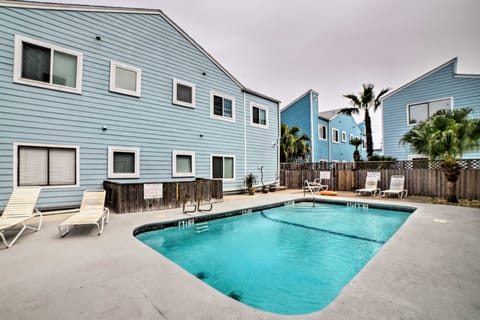 Corpus Christi Condo w/ Pool Access, Walk to Beach Apartment in North Padre Island