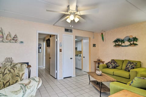 Colorful Bungalow w/ Pool < 2 Mi to Upham Beach! Apartment in Sunset Beach